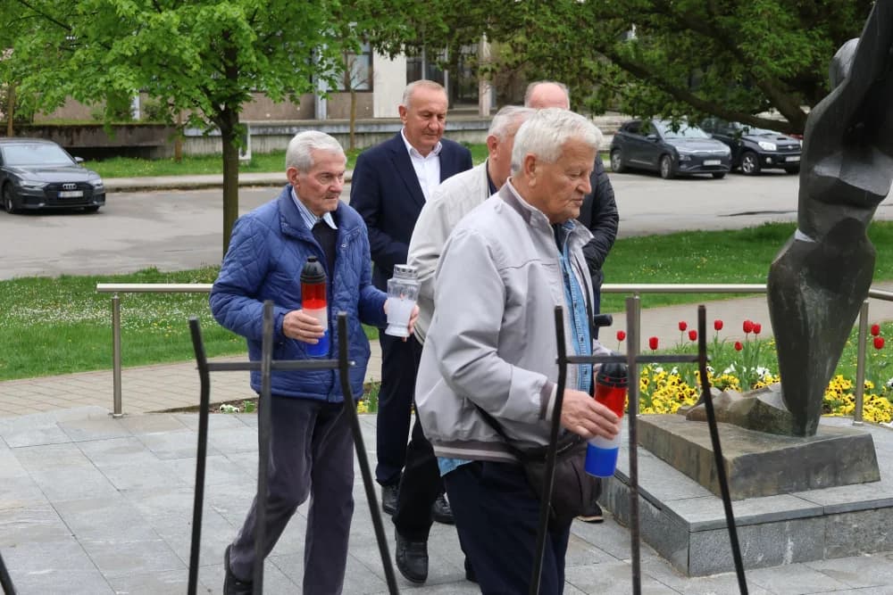 Obilježavanje Dana Brodsko-posavske županije: Položeni vijenci i zaoaljene svijeće u čast poginulim hrvatskim braniteljima