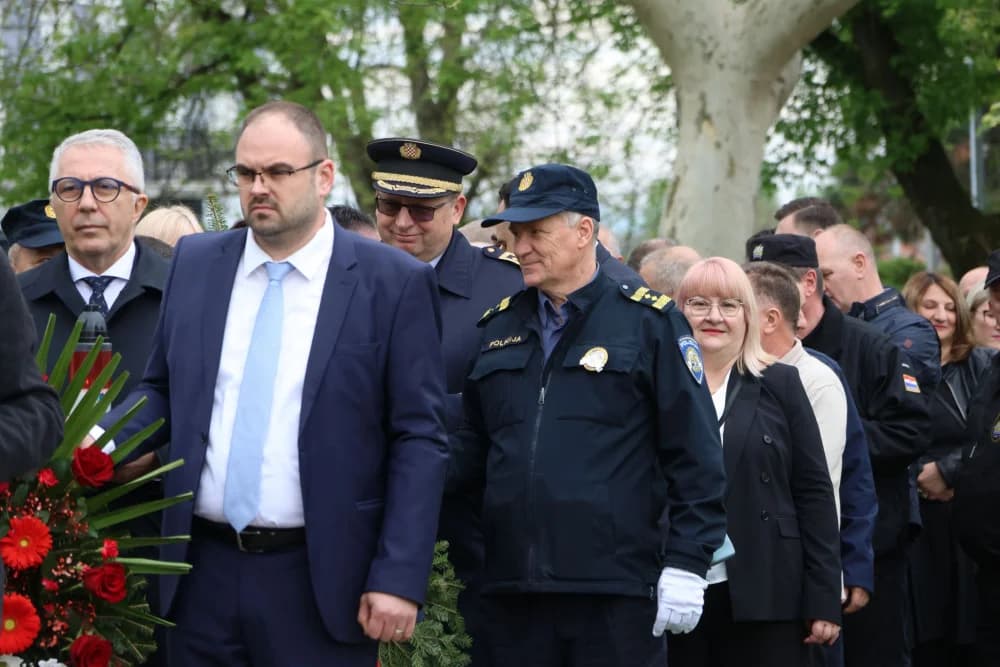 Obilježavanje Dana Brodsko-posavske županije: Položeni vijenci i zaoaljene svijeće u čast poginulim hrvatskim braniteljima