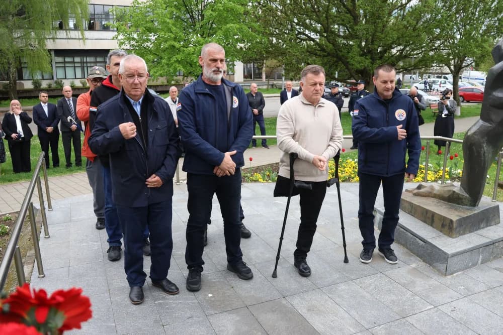 Obilježavanje Dana Brodsko-posavske županije: Položeni vijenci i zaoaljene svijeće u čast poginulim hrvatskim braniteljima