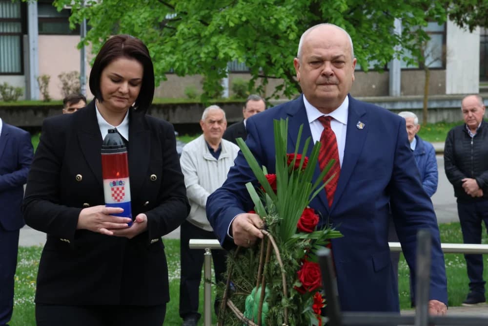 Obilježavanje Dana Brodsko-posavske županije: Položeni vijenci i zaoaljene svijeće u čast poginulim hrvatskim braniteljima