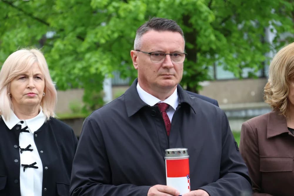 Obilježavanje Dana Brodsko-posavske županije: Položeni vijenci i zaoaljene svijeće u čast poginulim hrvatskim braniteljima