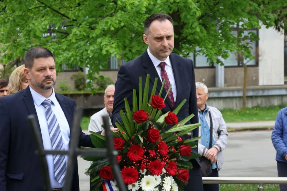 Obilježavanje Dana Brodsko-posavske županije: Položeni vijenci i zaoaljene svijeće u čast poginulim hrvatskim braniteljima