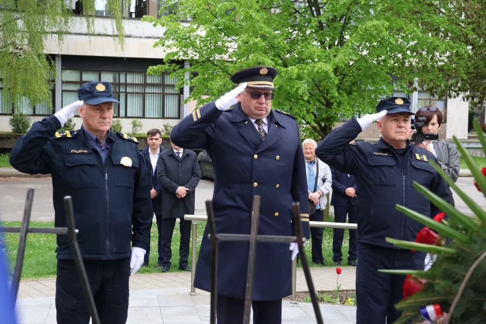 Obilježavanje Dana Brodsko-posavske županije: Položeni vijenci i zaoaljene svijeće u čast poginulim hrvatskim braniteljima