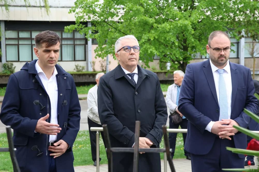 Obilježavanje Dana Brodsko-posavske županije: Položeni vijenci i zaoaljene svijeće u čast poginulim hrvatskim braniteljima