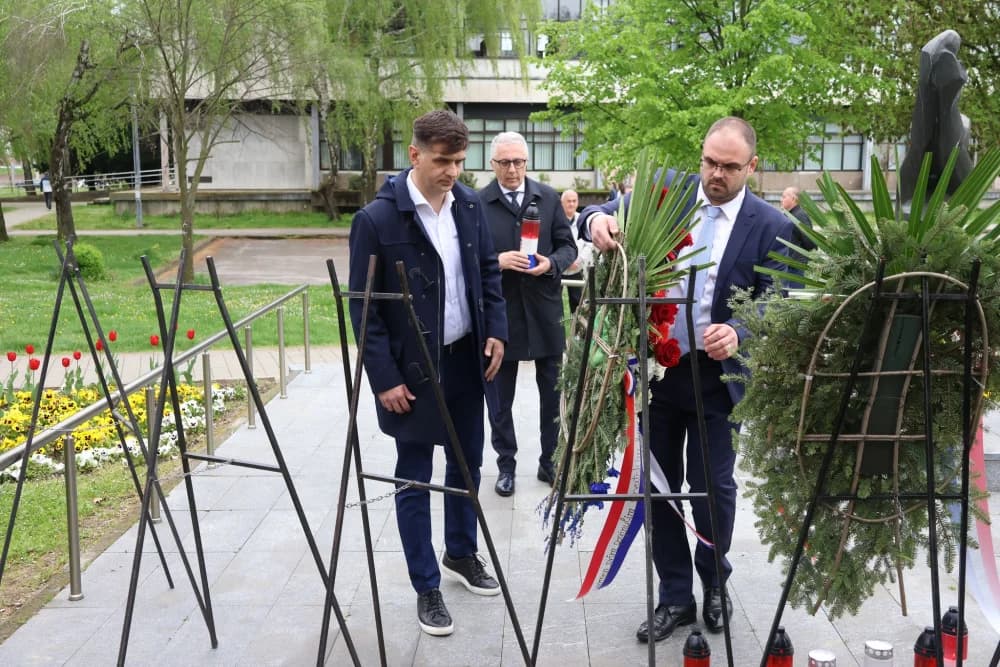 Obilježavanje Dana Brodsko-posavske županije: Položeni vijenci i zaoaljene svijeće u čast poginulim hrvatskim braniteljima