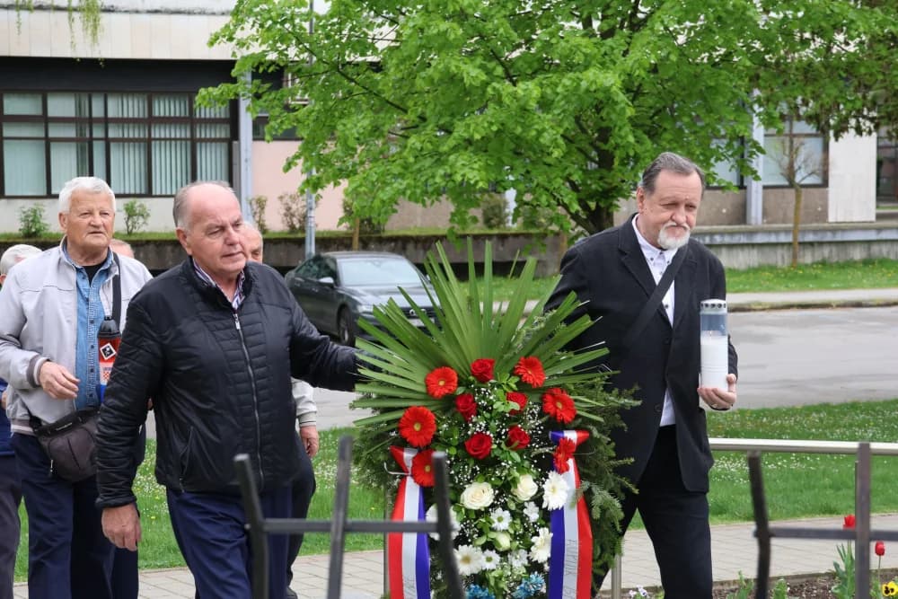 Obilježavanje Dana Brodsko-posavske županije: Položeni vijenci i zaoaljene svijeće u čast poginulim hrvatskim braniteljima