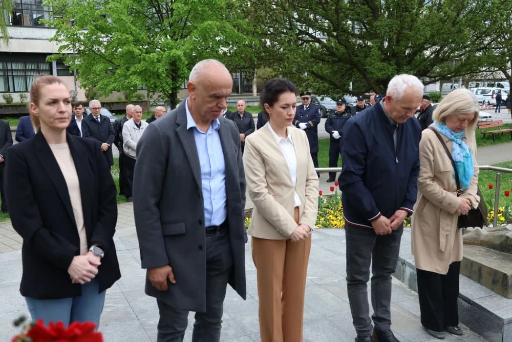 Obilježavanje Dana Brodsko-posavske županije: Položeni vijenci i zaoaljene svijeće u čast poginulim hrvatskim braniteljima
