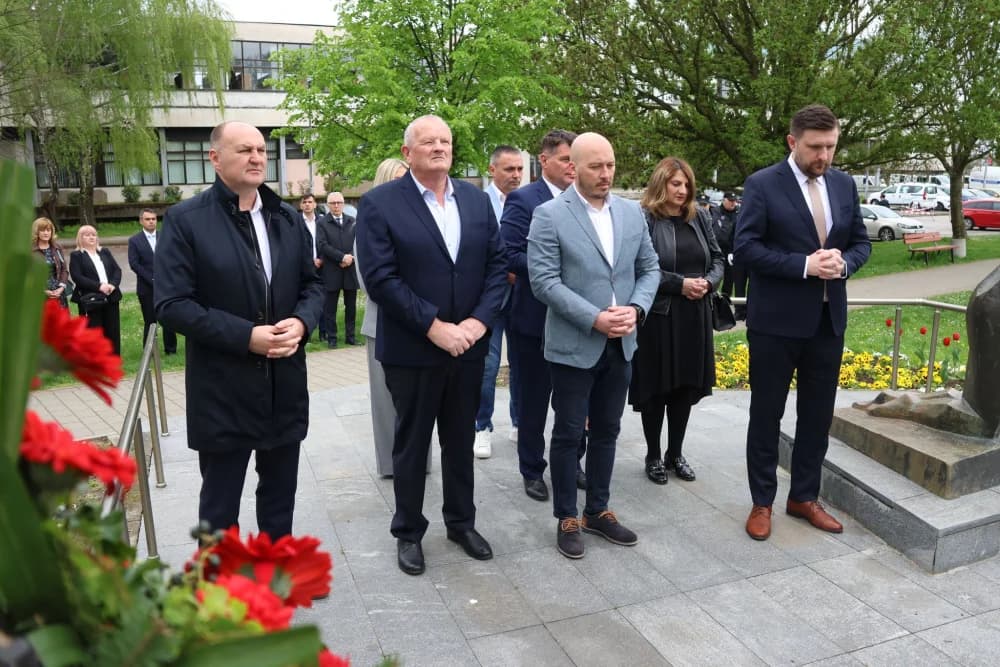 Obilježavanje Dana Brodsko-posavske županije: Položeni vijenci i zaoaljene svijeće u čast poginulim hrvatskim braniteljima