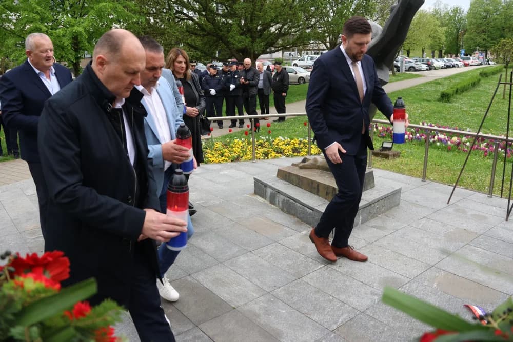Obilježavanje Dana Brodsko-posavske županije: Položeni vijenci i zaoaljene svijeće u čast poginulim hrvatskim braniteljima