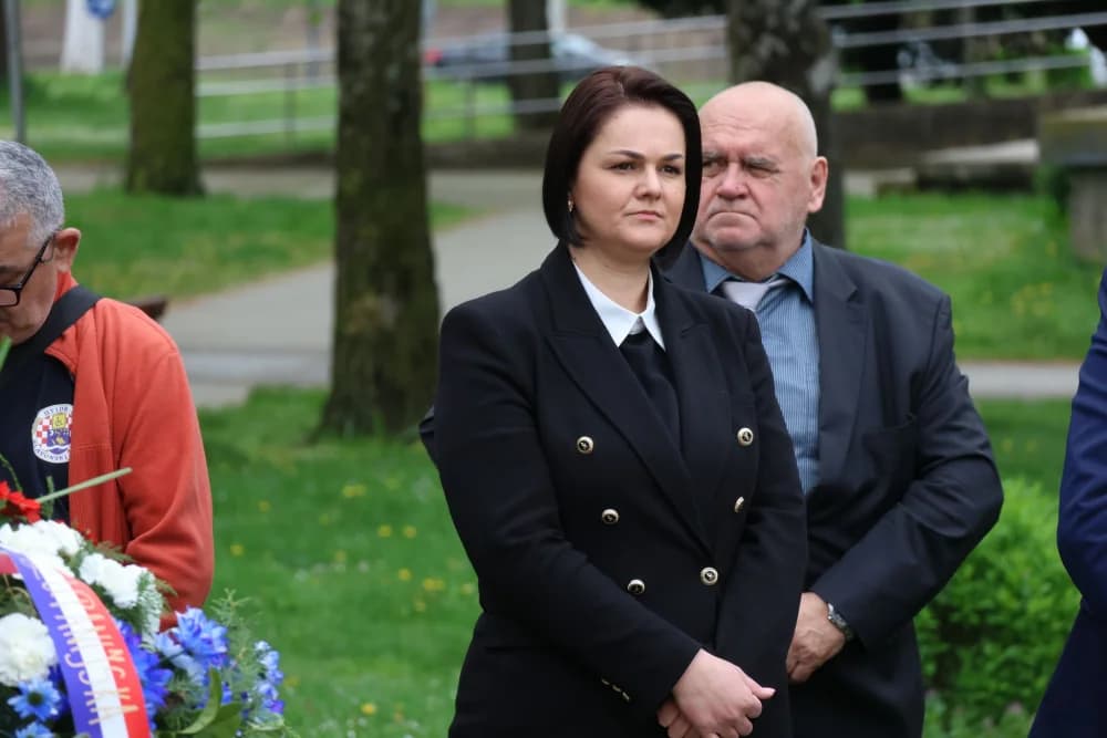 Obilježavanje Dana Brodsko-posavske županije: Položeni vijenci i zaoaljene svijeće u čast poginulim hrvatskim braniteljima