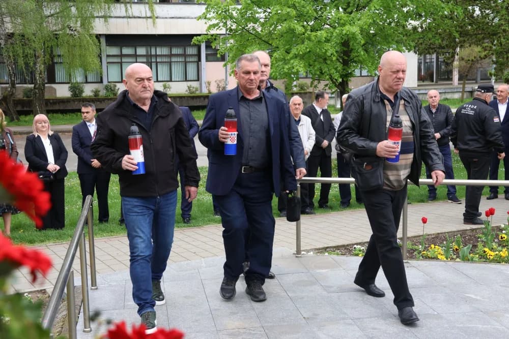 Obilježavanje Dana Brodsko-posavske županije: Položeni vijenci i zaoaljene svijeće u čast poginulim hrvatskim braniteljima