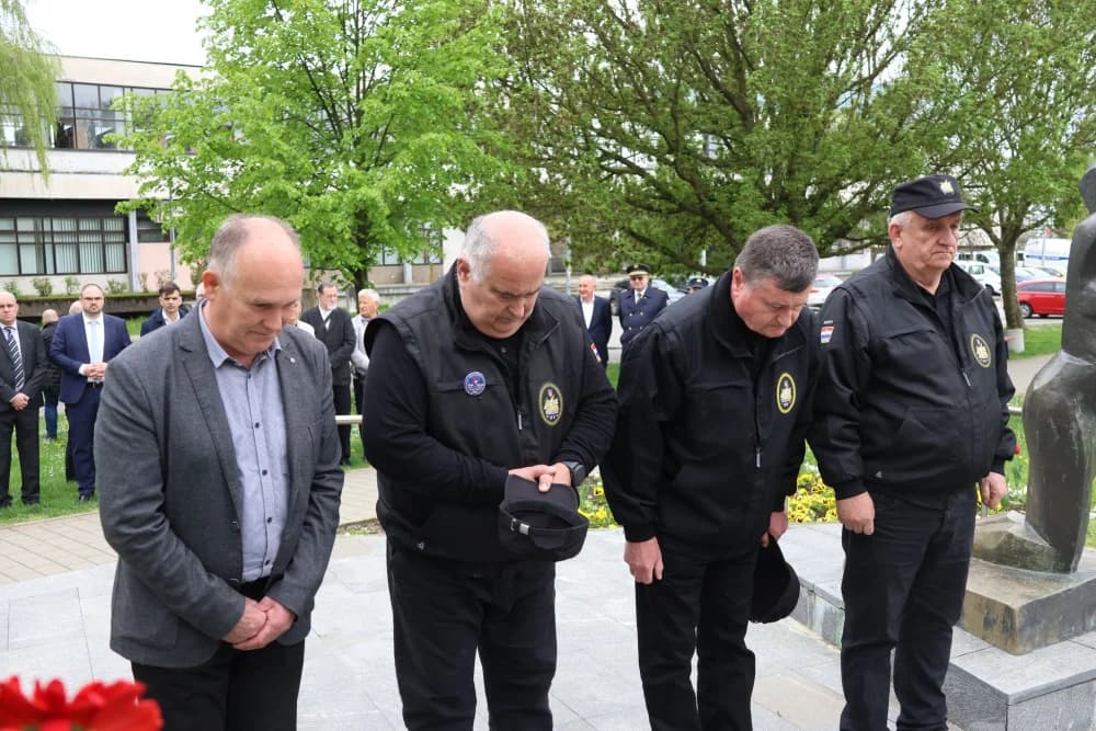 Obilježavanje Dana Brodsko-posavske županije: Položeni vijenci i zaoaljene svijeće u čast poginulim hrvatskim braniteljima