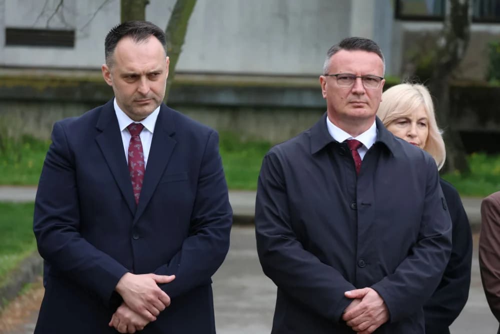 Obilježavanje Dana Brodsko-posavske županije: Položeni vijenci i zaoaljene svijeće u čast poginulim hrvatskim braniteljima