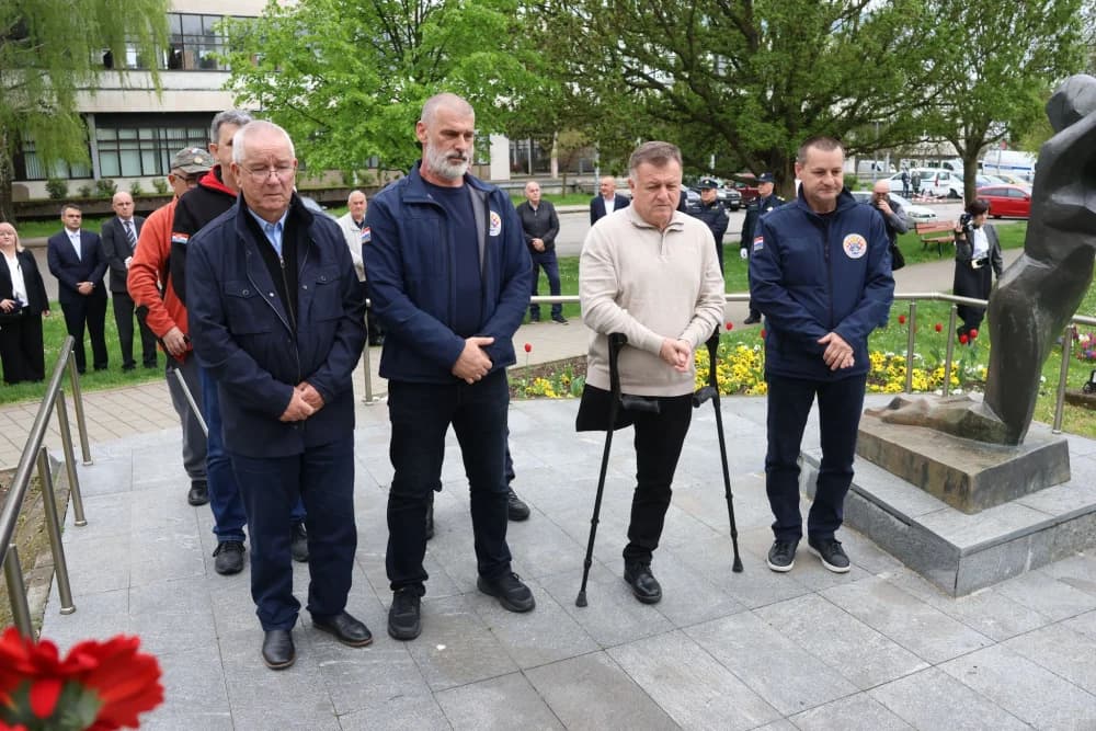 Obilježavanje Dana Brodsko-posavske županije: Položeni vijenci i zaoaljene svijeće u čast poginulim hrvatskim braniteljima