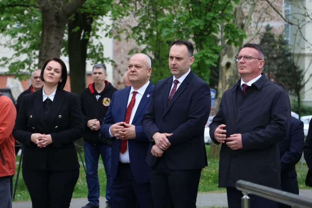 Obilježavanje Dana Brodsko-posavske županije: Položeni vijenci i zaoaljene svijeće u čast poginulim hrvatskim braniteljima