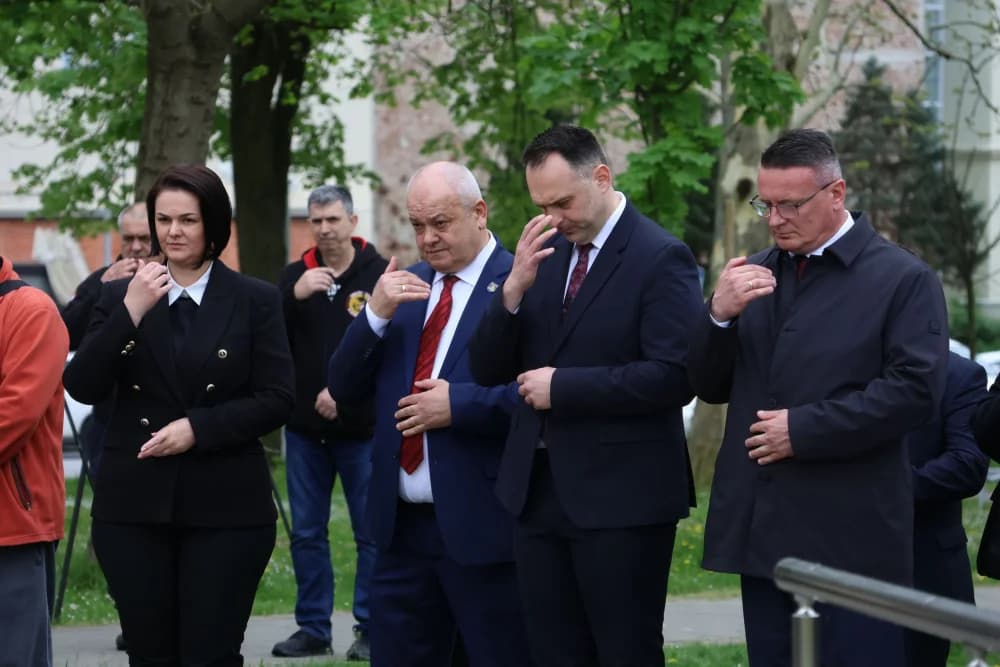 Obilježavanje Dana Brodsko-posavske županije: Položeni vijenci i zaoaljene svijeće u čast poginulim hrvatskim braniteljima
