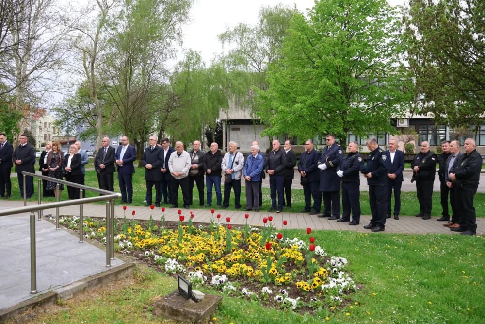 Obilježavanje Dana Brodsko-posavske županije: Položeni vijenci i zaoaljene svijeće u čast poginulim hrvatskim braniteljima