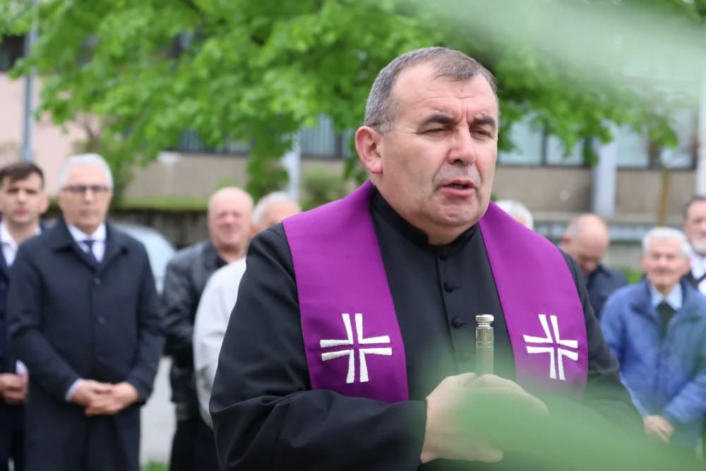 Obilježavanje Dana Brodsko-posavske županije: Položeni vijenci i zaoaljene svijeće u čast poginulim hrvatskim braniteljima