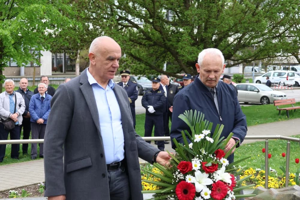 Obilježavanje Dana Brodsko-posavske županije: Položeni vijenci i zaoaljene svijeće u čast poginulim hrvatskim braniteljima