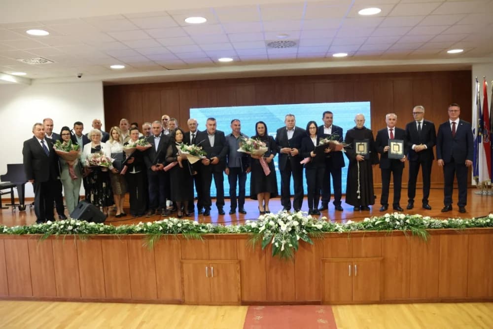 Tko su dobitnici!? Zaslužnim pojedincima i kolektivima uručene prigodna priznanja povodom Dana Brodsko-posavske županije