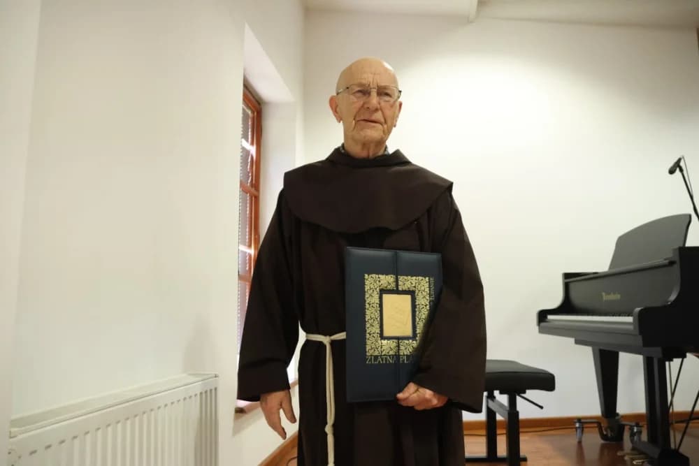 Tko su dobitnici!? Zaslužnim pojedincima i kolektivima uručene prigodna priznanja povodom Dana Brodsko-posavske županije