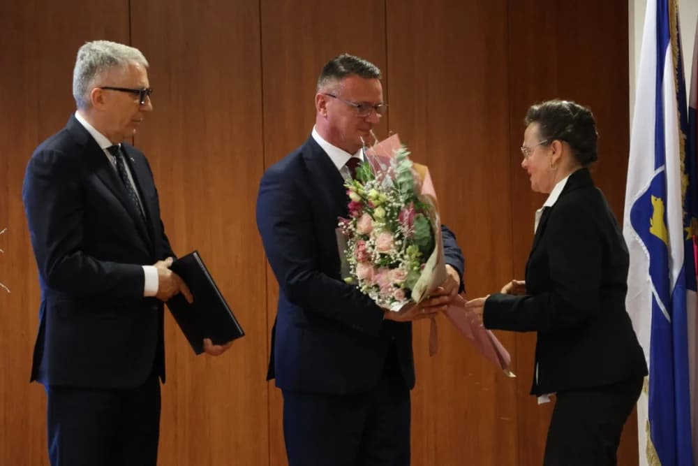 Tko su dobitnici!? Zaslužnim pojedincima i kolektivima uručene prigodna priznanja povodom Dana Brodsko-posavske županije