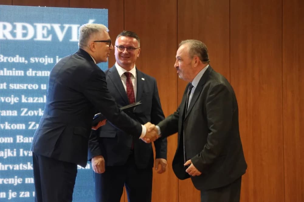 Tko su dobitnici!? Zaslužnim pojedincima i kolektivima uručene prigodna priznanja povodom Dana Brodsko-posavske županije