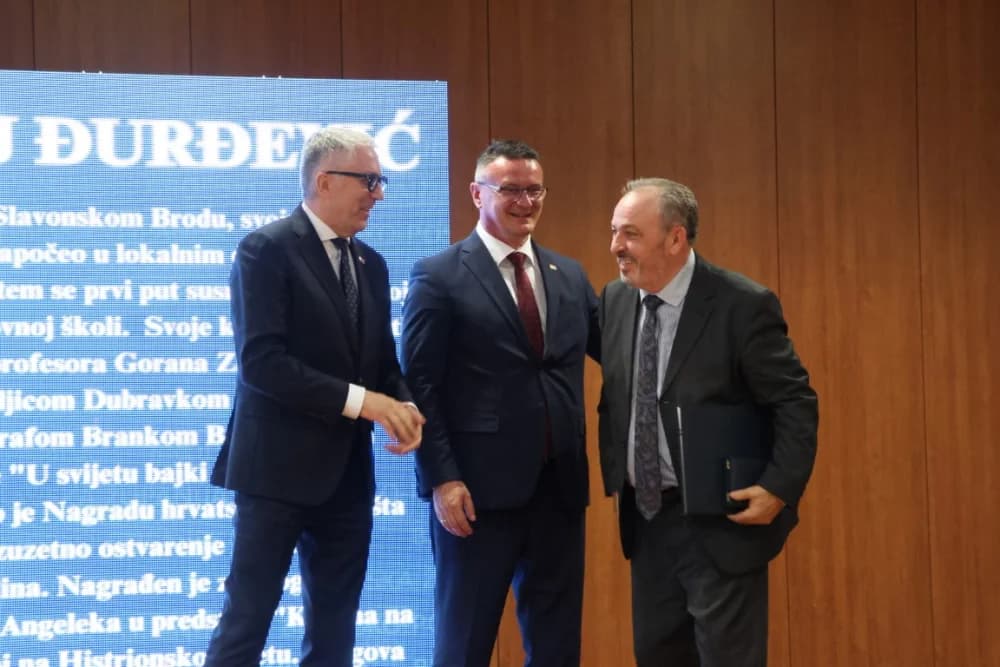 Tko su dobitnici!? Zaslužnim pojedincima i kolektivima uručene prigodna priznanja povodom Dana Brodsko-posavske županije