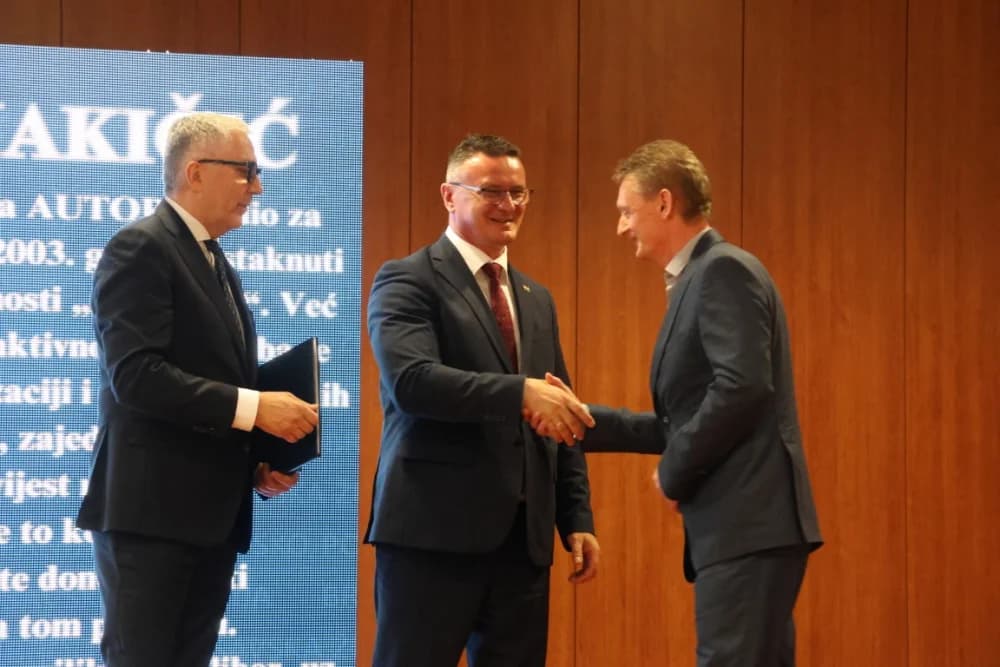 Tko su dobitnici!? Zaslužnim pojedincima i kolektivima uručene prigodna priznanja povodom Dana Brodsko-posavske županije