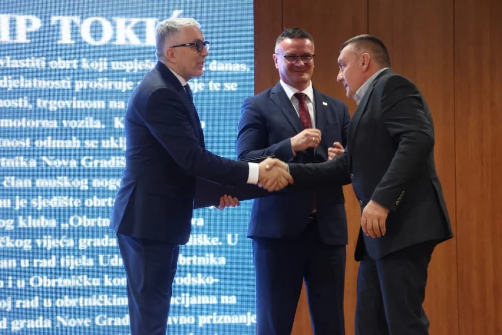 Tko su dobitnici!? Zaslužnim pojedincima i kolektivima uručene prigodna priznanja povodom Dana Brodsko-posavske županije