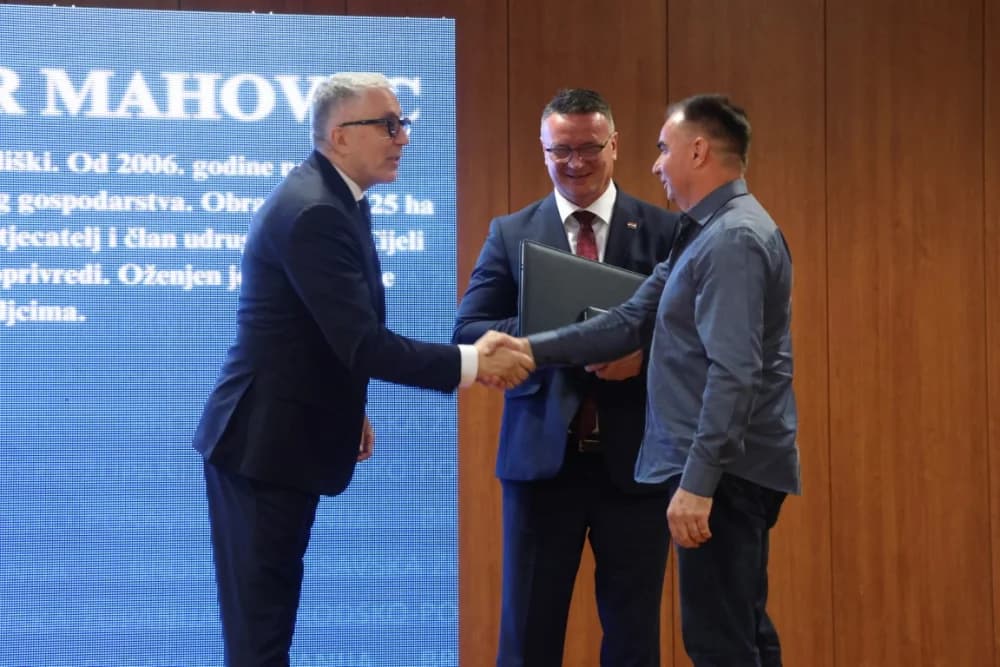 Tko su dobitnici!? Zaslužnim pojedincima i kolektivima uručene prigodna priznanja povodom Dana Brodsko-posavske županije
