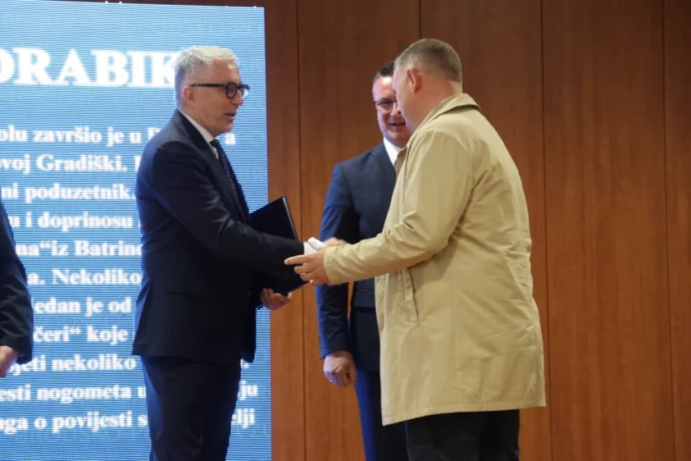 Tko su dobitnici!? Zaslužnim pojedincima i kolektivima uručene prigodna priznanja povodom Dana Brodsko-posavske županije