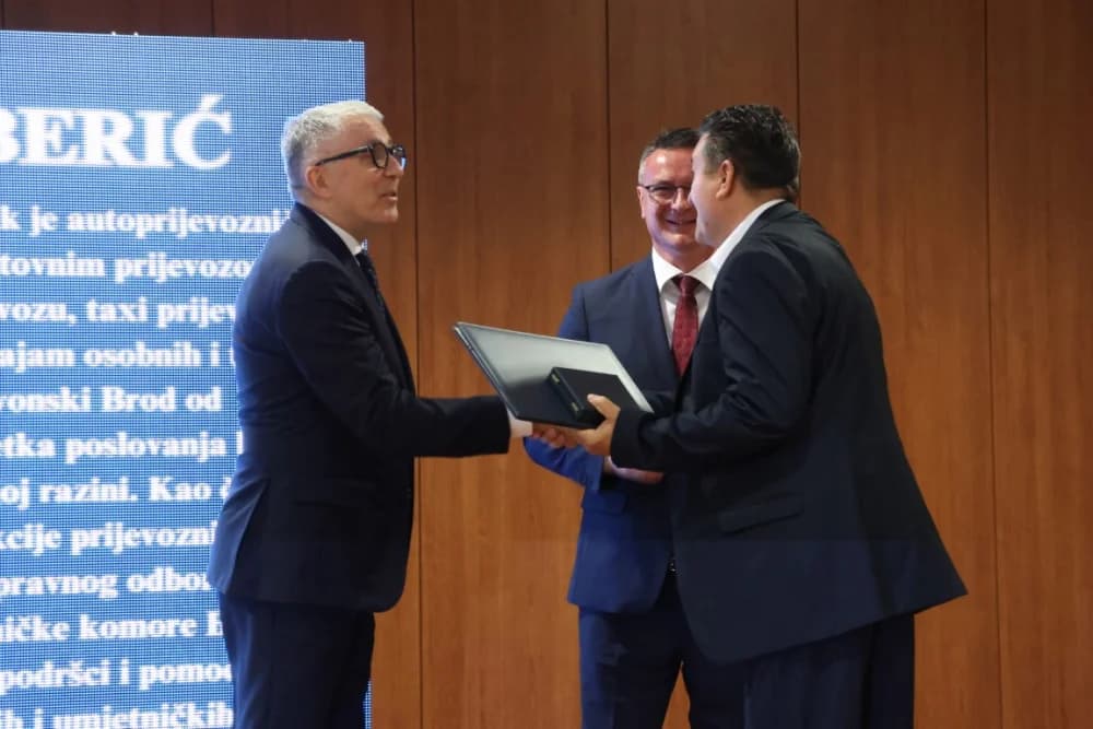 Tko su dobitnici!? Zaslužnim pojedincima i kolektivima uručene prigodna priznanja povodom Dana Brodsko-posavske županije