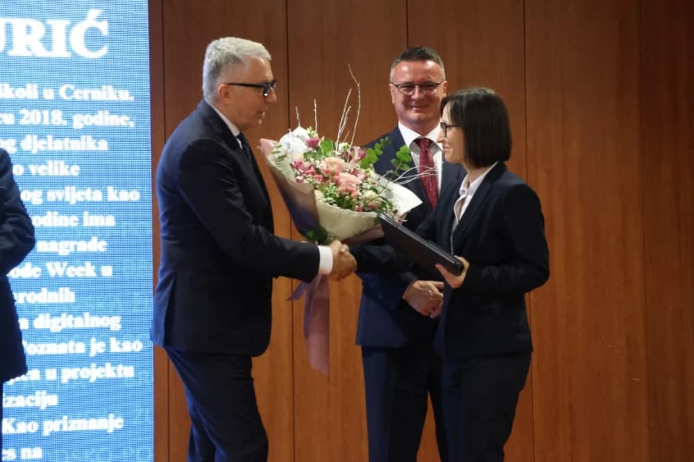 Tko su dobitnici!? Zaslužnim pojedincima i kolektivima uručene prigodna priznanja povodom Dana Brodsko-posavske županije