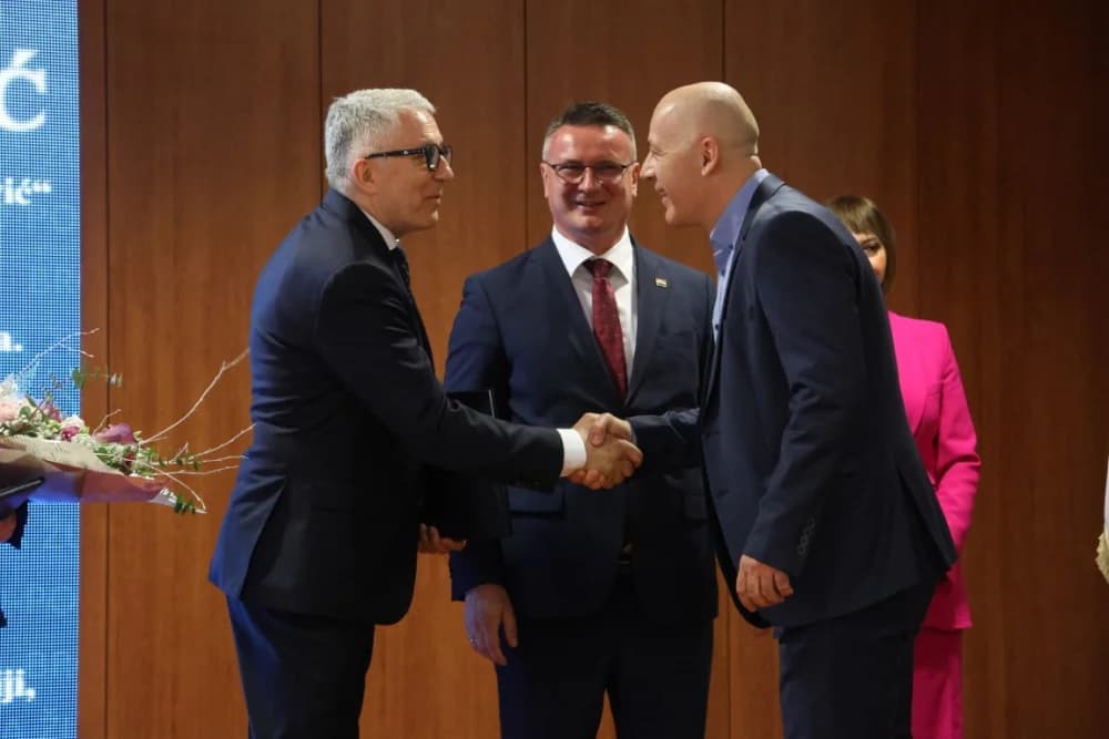 Tko su dobitnici!? Zaslužnim pojedincima i kolektivima uručene prigodna priznanja povodom Dana Brodsko-posavske županije