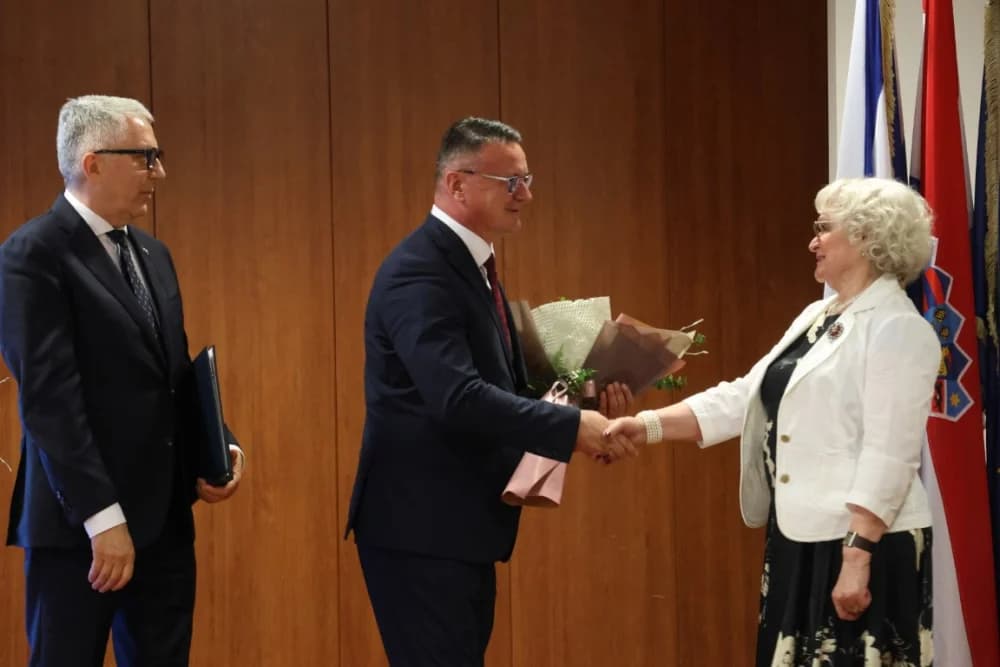 Tko su dobitnici!? Zaslužnim pojedincima i kolektivima uručene prigodna priznanja povodom Dana Brodsko-posavske županije