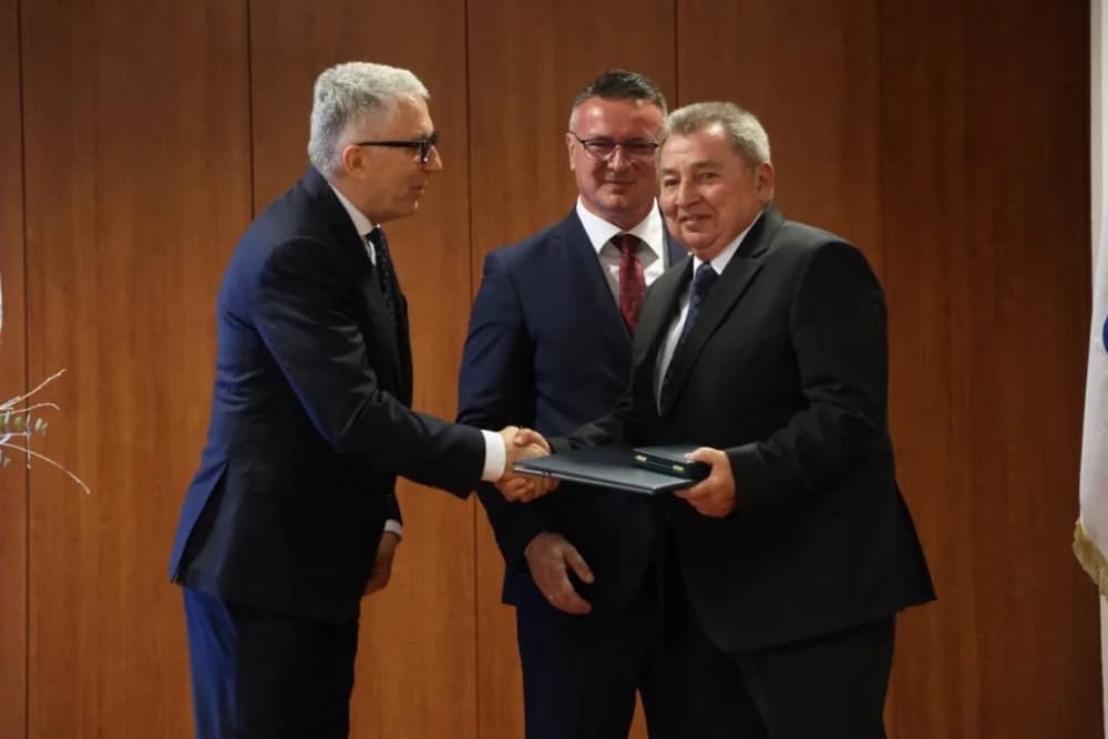 Tko su dobitnici!? Zaslužnim pojedincima i kolektivima uručene prigodna priznanja povodom Dana Brodsko-posavske županije