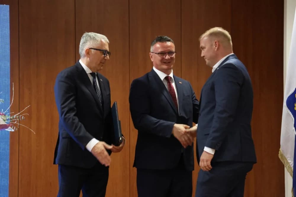 Tko su dobitnici!? Zaslužnim pojedincima i kolektivima uručene prigodna priznanja povodom Dana Brodsko-posavske županije