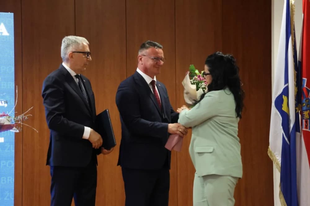 Tko su dobitnici!? Zaslužnim pojedincima i kolektivima uručene prigodna priznanja povodom Dana Brodsko-posavske županije