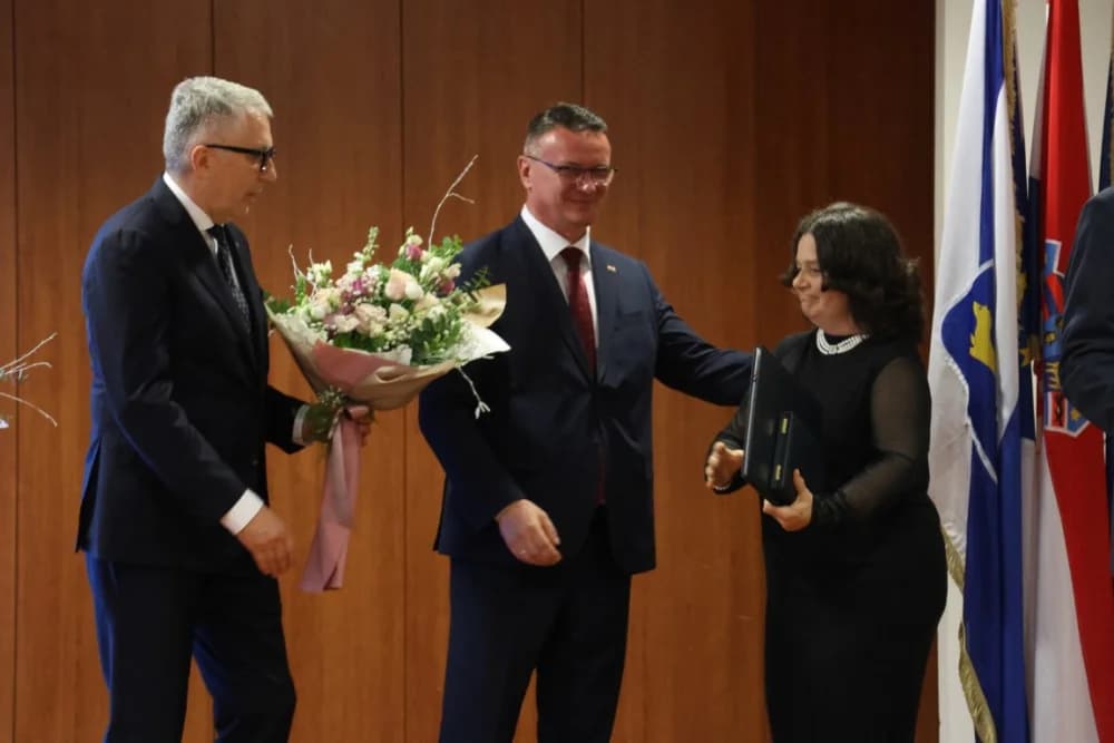 Tko su dobitnici!? Zaslužnim pojedincima i kolektivima uručene prigodna priznanja povodom Dana Brodsko-posavske županije