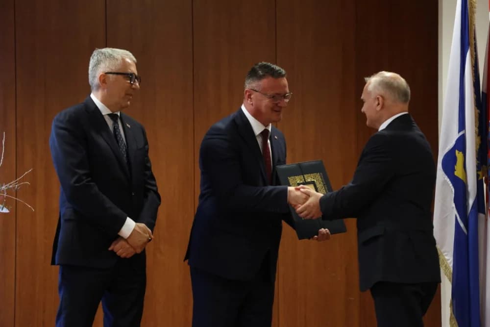 Tko su dobitnici!? Zaslužnim pojedincima i kolektivima uručene prigodna priznanja povodom Dana Brodsko-posavske županije