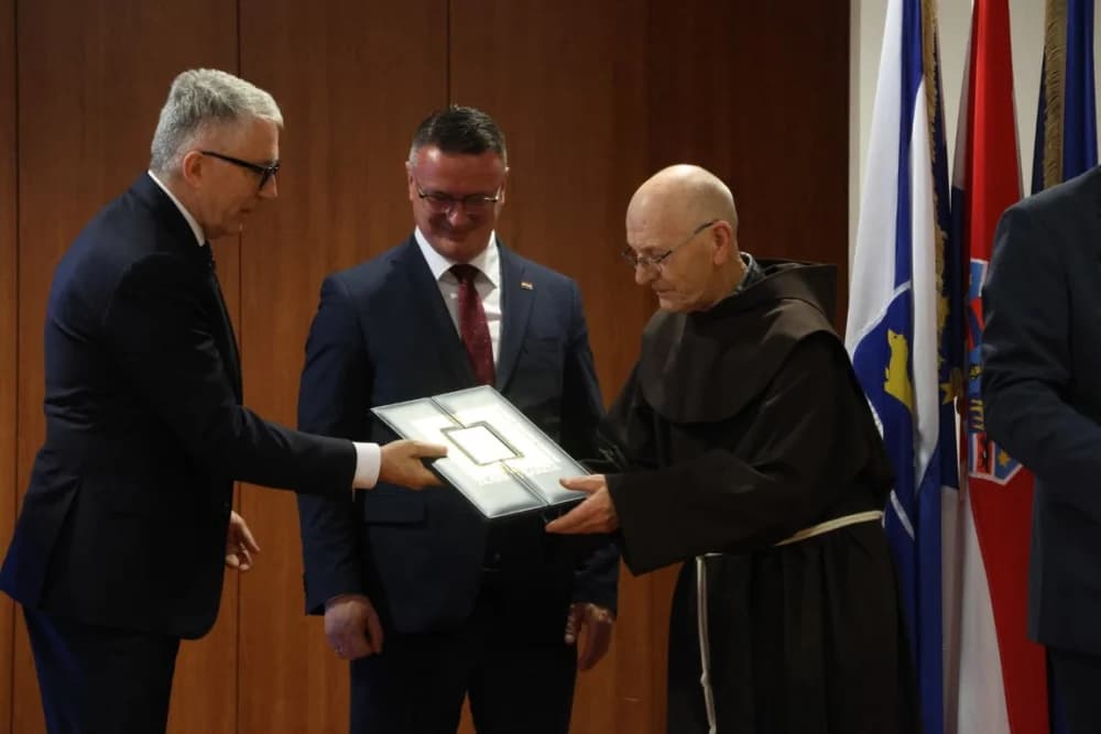 Tko su dobitnici!? Zaslužnim pojedincima i kolektivima uručene prigodna priznanja povodom Dana Brodsko-posavske županije