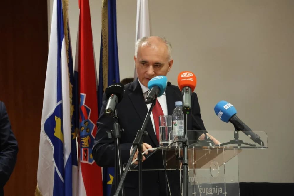 Tko su dobitnici!? Zaslužnim pojedincima i kolektivima uručene prigodna priznanja povodom Dana Brodsko-posavske županije