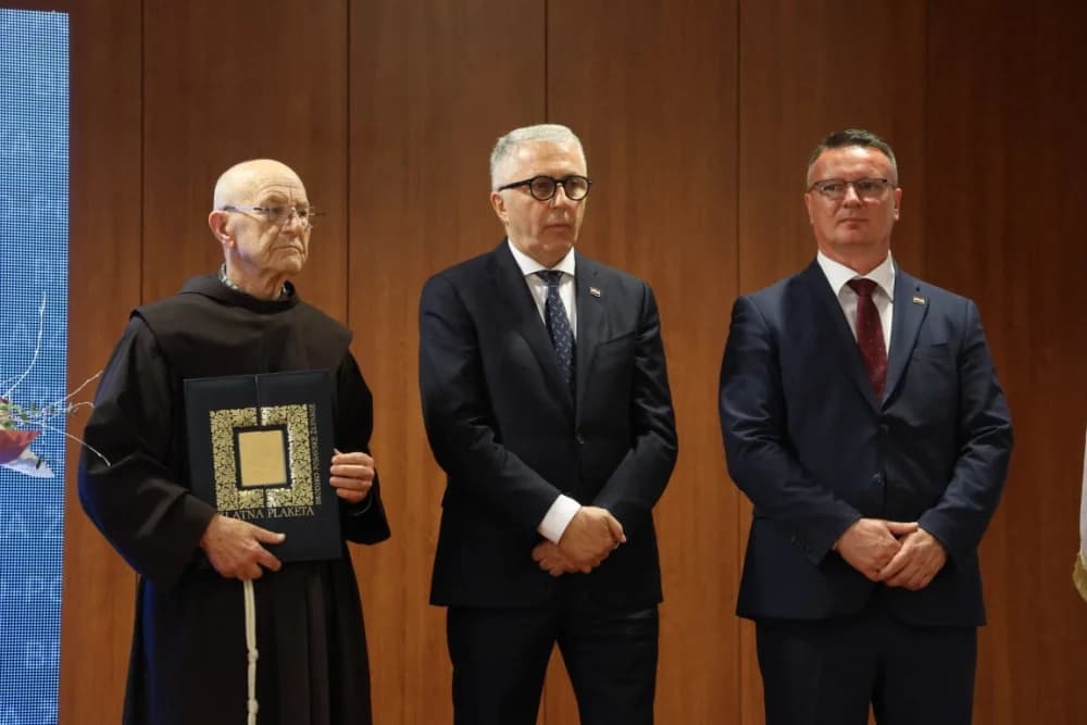 Tko su dobitnici!? Zaslužnim pojedincima i kolektivima uručene prigodna priznanja povodom Dana Brodsko-posavske županije