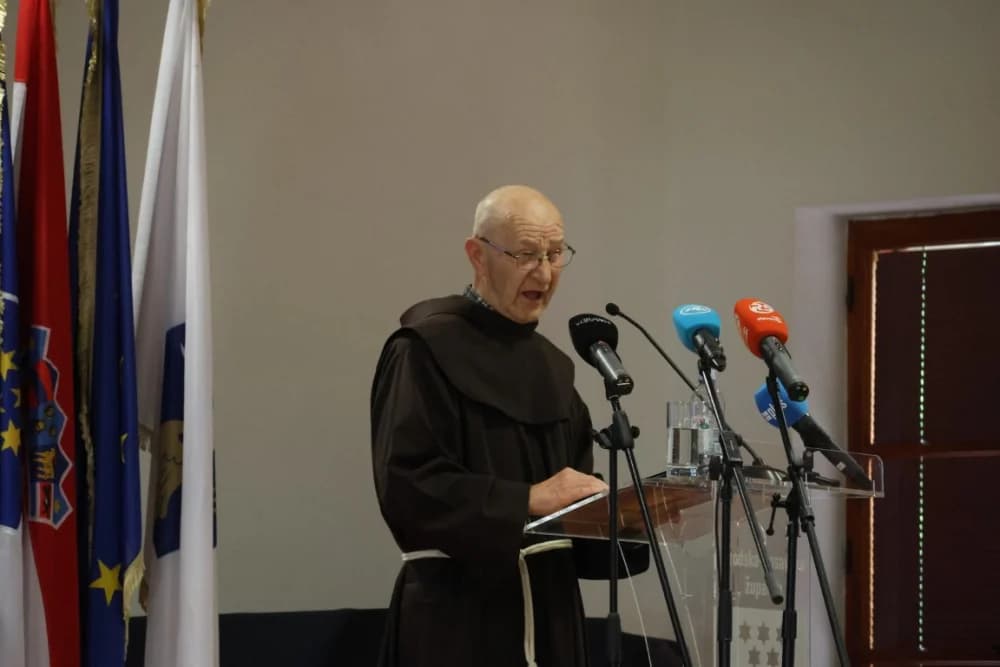Tko su dobitnici!? Zaslužnim pojedincima i kolektivima uručene prigodna priznanja povodom Dana Brodsko-posavske županije