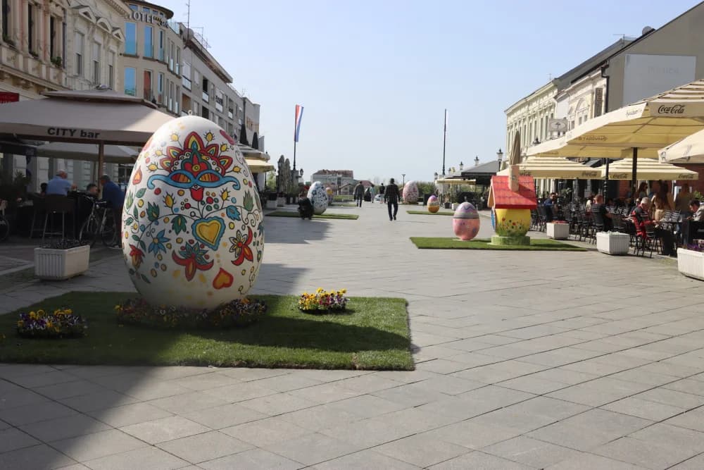 Blagdanski ugođaj u gradu: Uskrsne dekoracije na Korzu i u Tvrđavi