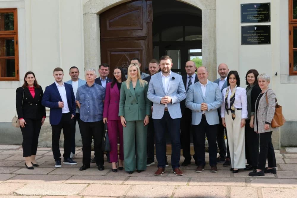 Kandidat HDZ-a za gradonačelnika Sl. Broda Tomislav Tekić predaoo kandidaturu s 2.025 potpisa potpore: „Naša će se kampanja temeljiti na konkretnim obećanjima sugrađanima“