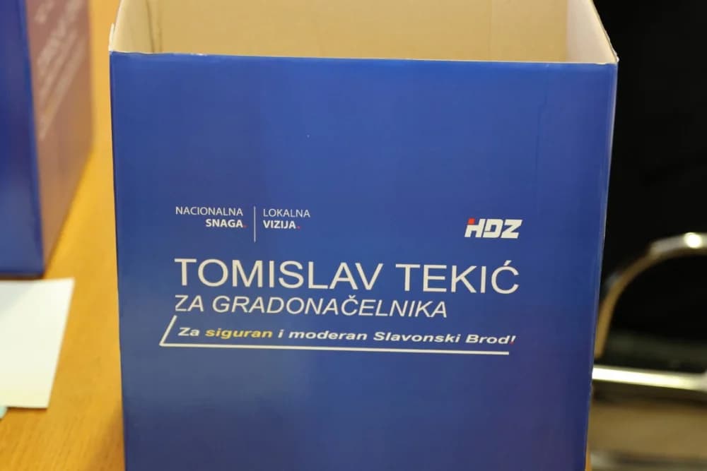Kandidat HDZ-a za gradonačelnika Sl. Broda Tomislav Tekić predaoo kandidaturu s 2.025 potpisa potpore: „Naša će se kampanja temeljiti na konkretnim obećanjima sugrađanima“