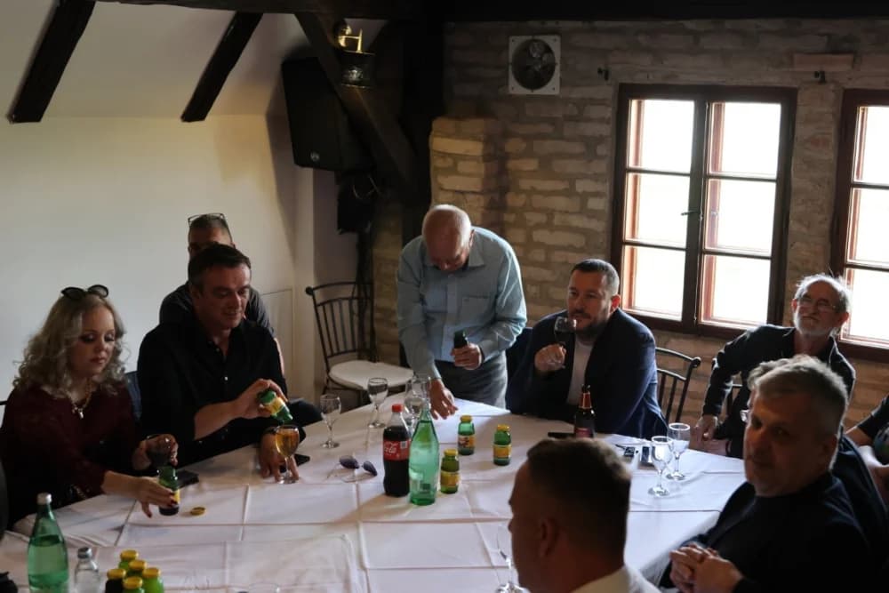 Mediji, izvođači i festivali zajedno sa diskografskom kućom dogovarali suradnju