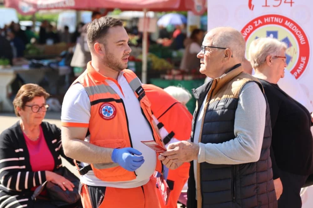 Uspješno provedena javnozdravstvena akcija na prostoru Gradske tržnice u Sl. Bordu u sklopu obilježavanja Nacionalnog dana hitne medicinske službe